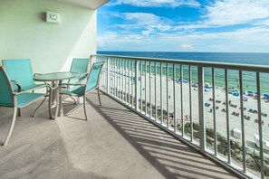 Lakás, 1 king (extra méretű) franciaágy és egy kinyitható kanapé (Majestic Beach Towers 2-603) | Kültéri étkezés