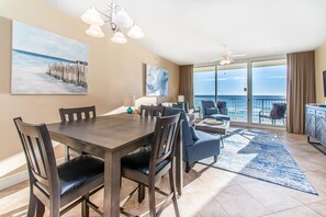 Leilighet, 1 kingsize-seng med sovesofa (Majestic Beach Towers 2-403) | Spiseområde