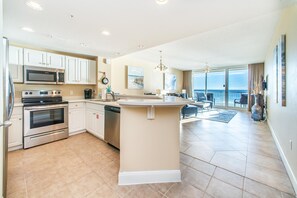 Leilighet, 1 kingsize-seng med sovesofa (Majestic Beach Towers 2-403) | Eget kjøkken | Ovn og brødrister