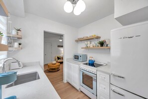 冷蔵庫、電子レンジ、オーブン、コンロ