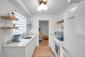 Fridge, microwave, oven, stovetop - Salt Water Suites -  Margarita Suite | Heated Pool & Walk to the Beach! (North Redington Beach)