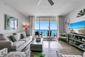 Leilighet, 1 kingsize-seng med sovesofa (Majestic Beach Towers 2-2003) | Oppholdsområde | TV