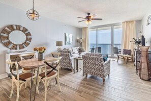 公寓客房, 1 張特大雙人床和 1 張沙發床 (Majestic Beach Towers 2-2003) | 起居區 | 電視