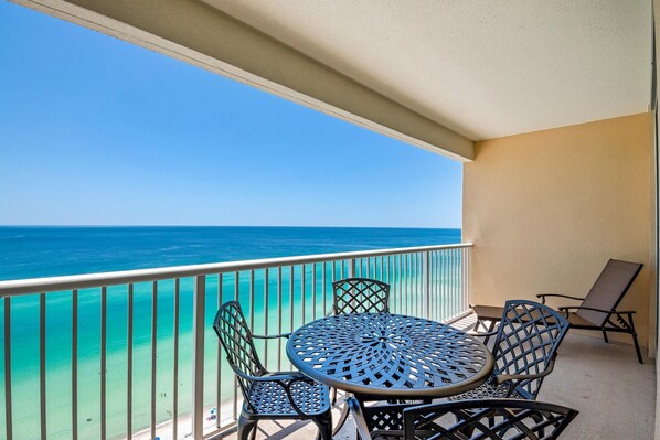 Outdoor dining - Majestic Beach Towers 2-1905 (Panama City Beach)