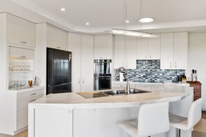 Frigorífico, microondas, lavavajillas y cafetera o tetera