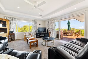 TV - RidgeRaj - Kerikeri Holiday Home (Kerikeri)