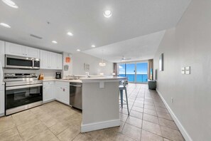 Leilighet, 1 kingsize-seng med sovesofa (Majestic Beach Towers 2-1803) | Eget kjøkken | Ovn og brødrister