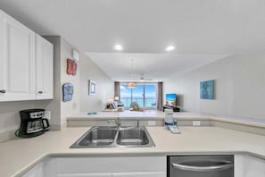 Apartment, 1 King-Bett und Schlafsofa (Majestic Beach Towers 2-1803) | Innenbereich