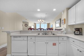 公寓客房, 1 張特大雙人床和 1 張沙發床 (Majestic Beach Towers 2-1708) | 私人廚房 | 烤箱、烤麵包機