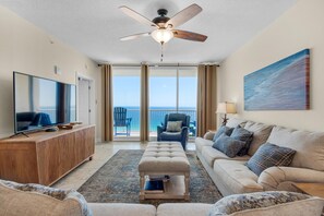 Appartement, 1 kingsize bed met slaapbank (Majestic Beach Towers 2-1708) | Woonruimte | Televisie