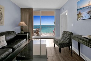 Leilighet, flere senger (Majestic Beach Towers 2-1206) | Oppholdsområde | TV