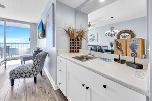 Condo, varias camas (Majestic Beach Towers 2-1206) | Interior
