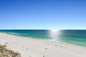 Condo, várias camas (Majestic Beach Towers 2-1206) | Praia | Na praia 
