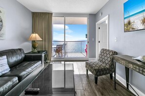 Condo, varias camas (Majestic Beach Towers 2-1206) | Área de sala de estar | Televisión 