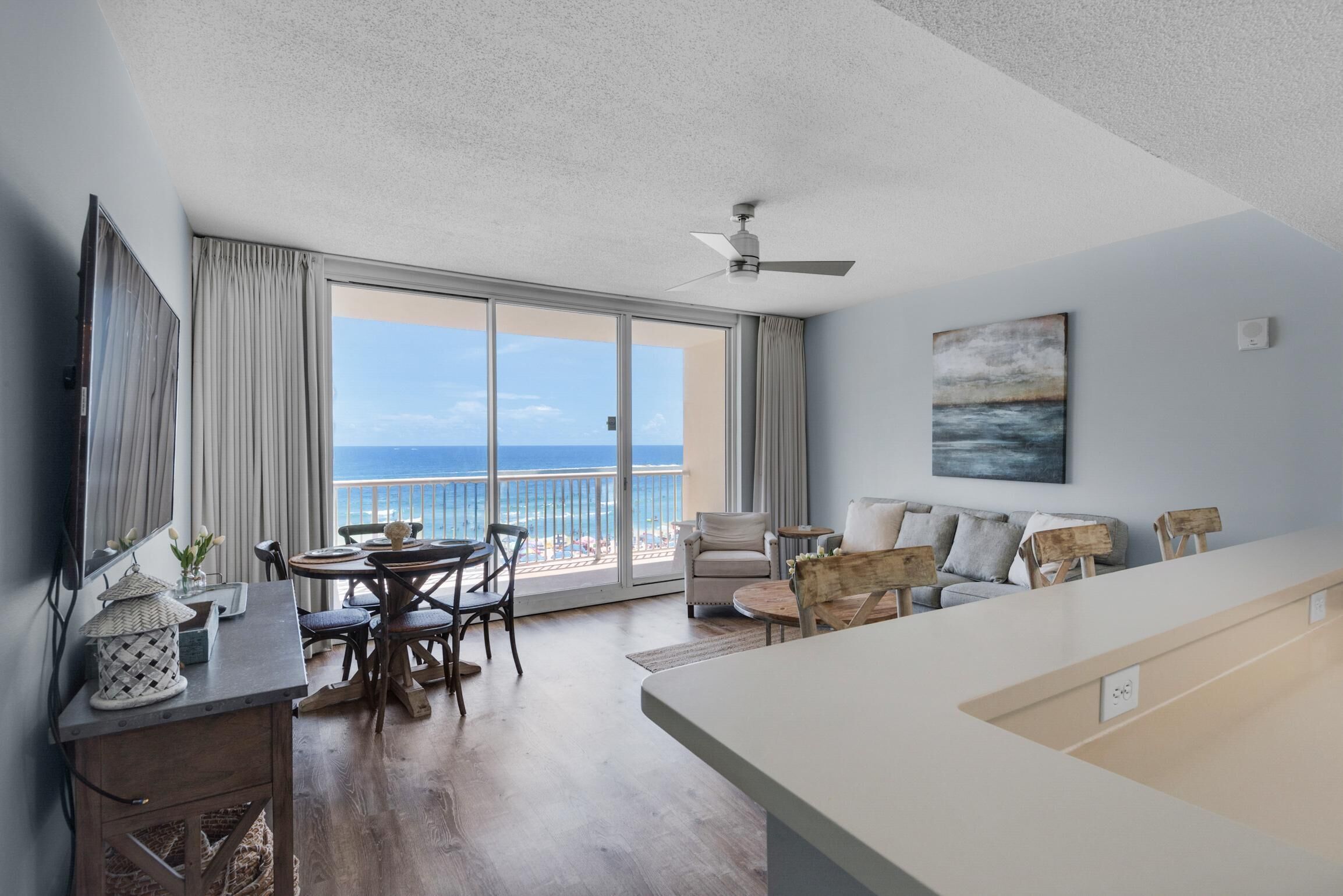 Leilighet, 1 kingsize-seng med sovesofa (Majestic Beach Towers 1-314) | Oppholdsområde | TV