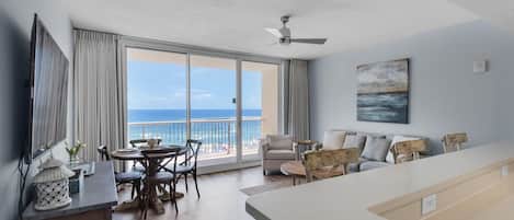 Leilighet, 1 kingsize-seng med sovesofa (Majestic Beach Towers 1-314) | Oppholdsområde | TV