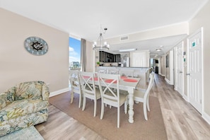 Apartment, Mehrere Betten (Majestic Beach Towers 1-301) | Speisen