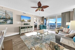 Appart'hôtel, plusieurs lits (Majestic Beach Towers 1-301) | Coin séjour