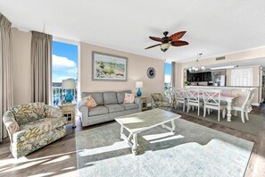 公寓客房, 多張床 (Majestic Beach Towers 1-301) | 起居區 | 電視