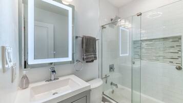 SĂšche-cheveux, serviettes fournies