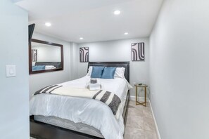 3 bedrooms, desk, iron/ironing board, free WiFi