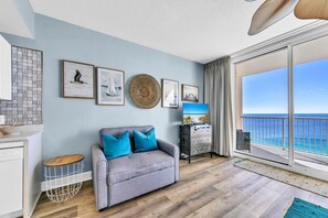 Studio, 1 kingsize-seng (Majestic Beach Towers 1-2109) | Oppholdsområde | TV