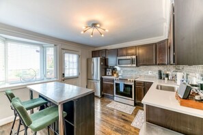 Fridge, microwave, oven, stovetop - A peaceful 8-guest home nestled beside Fort Dupont Park (Washington)