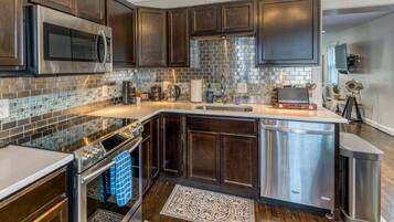 Kjøleskap, mikrobølgeovn, ovn og kokeplater