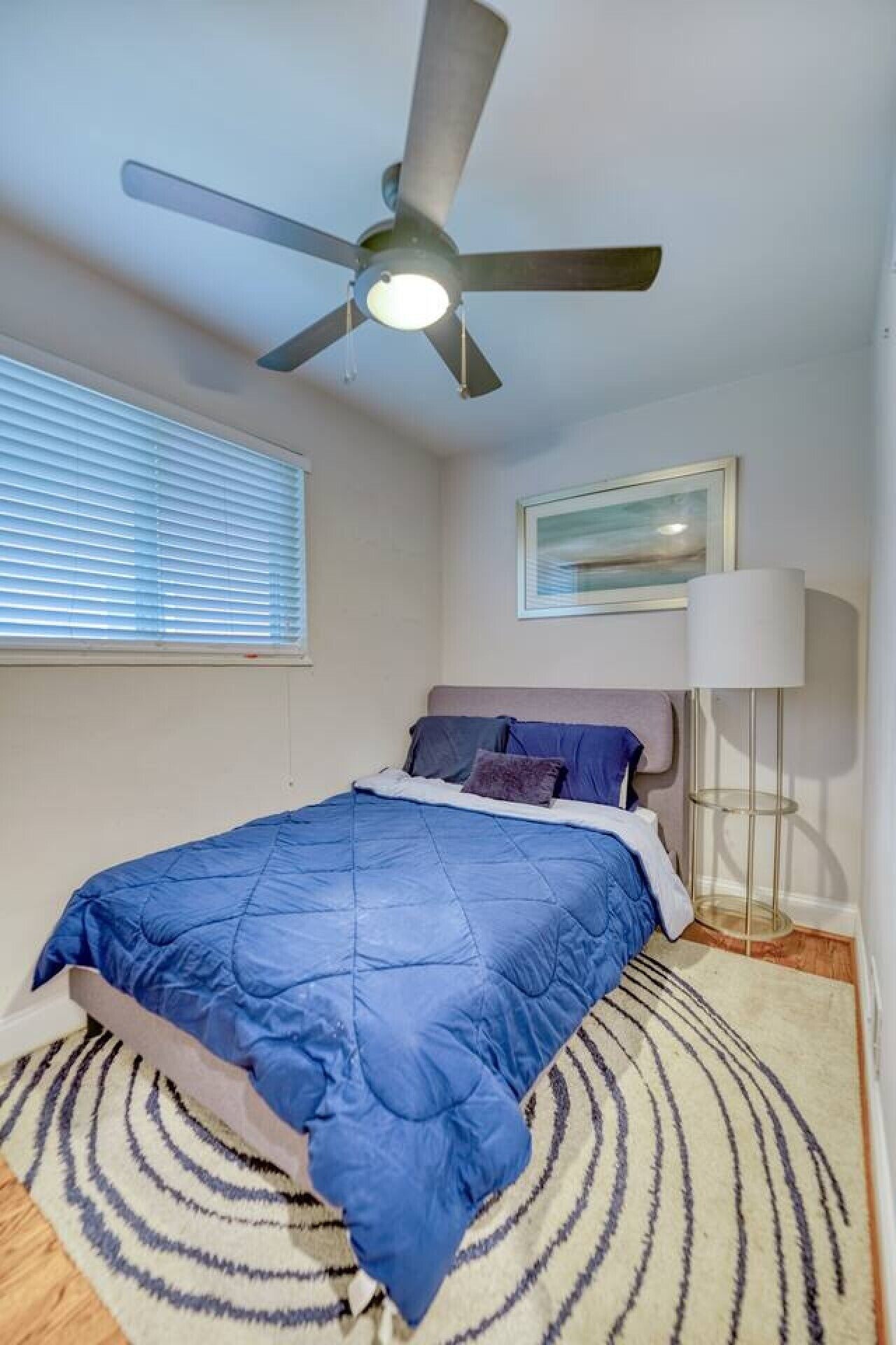 Desk, iron/ironing board, WiFi, bed sheets