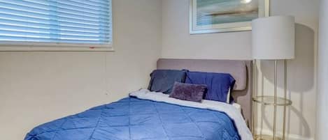 Desk, iron/ironing board, WiFi, bed sheets