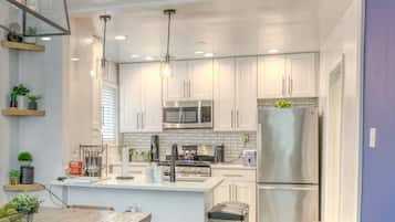 Een koelkast, een microgolfoven, een oven, een kookplaat