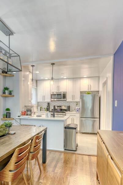 Pewter Palace - Modern Bungalow with Free Parking