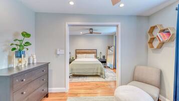 4 slaapkamers, een bureau, een strijkplank/strijkijzer, wifi