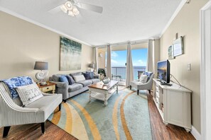 Condo, várias camas (Majestic Beach Towers 1-1803) | Área de estar | TV