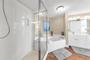 Apartment, Mehrere Betten (Majestic Beach Towers 1-1803) | Badezimmer | Kostenlose Toilettenartikel, Handtücher, Seife, Toilettenpapier