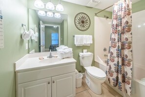 Appart'hÎtel, 1 grand lit et 1 canapé-lit (Majestic Beach Towers 1-1706) | Salle de bain