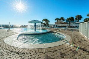 公寓客房, 1 張加大雙人床和 1 張沙發床 (Majestic Beach Towers 1-1706) | 游泳池 | 室內游泳池和室外游泳池