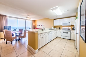 Private kitchen - Majestic Beach Towers 1-1706 (Panama City Beach)