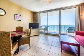 公寓客房, 1 張加大雙人床和 1 張沙發床 (Majestic Beach Towers 1-1706) | 起居區 | 電視