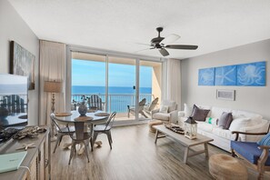 Leilighet, flere senger (Majestic Beach Towers 1-1006) | Oppholdsområde | TV