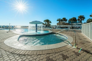 Condo, várias camas (Majestic Beach Towers 1-1006) | Piscina | Piscina interna, piscina externa