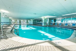 Condo, varias camas (Majestic Beach Towers 1-1006) | Alberca | Alberca techada y alberca al aire libre