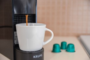 大型冷蔵庫、電子レンジ、オーブン、コンロ