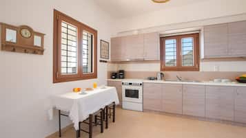 Grand réfrigérateur, micro-ondes, four, plaque de cuisson