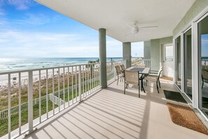 コンドミニアム ベッド (複数台) (Long Beach Resort 2-201) | 屋外ダイニングエリア