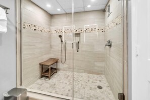 Appart'hôtel, plusieurs lits (Long Beach Resort 2-201) | Salle de bain