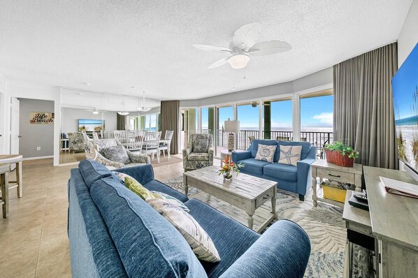 コンドミニアム ベッド (複数台) (Long Beach Resort 2-201) | リビング エリア | テレビ