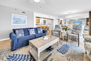 Condo, varias camas (Long Beach Resort 2-201) | Área de sala de estar | Televisión 