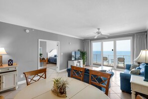 Leilighet, flere senger (Grandview East 502) | Oppholdsområde | TV