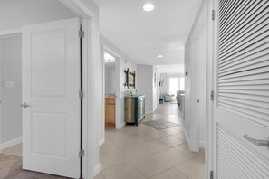 Appart'hôtel, plusieurs lits (Grandview East 304) | Intérieur